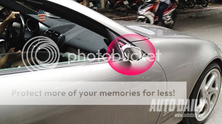 Mercedes-Benz SLK gắn gương xe máy :)