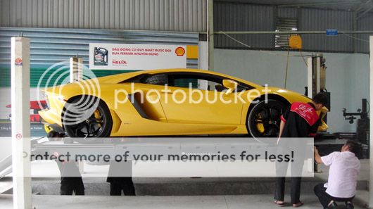 “Siêu bò” Aventador màu vàng “ghé thăm” ga-ra tại Sài Gòn